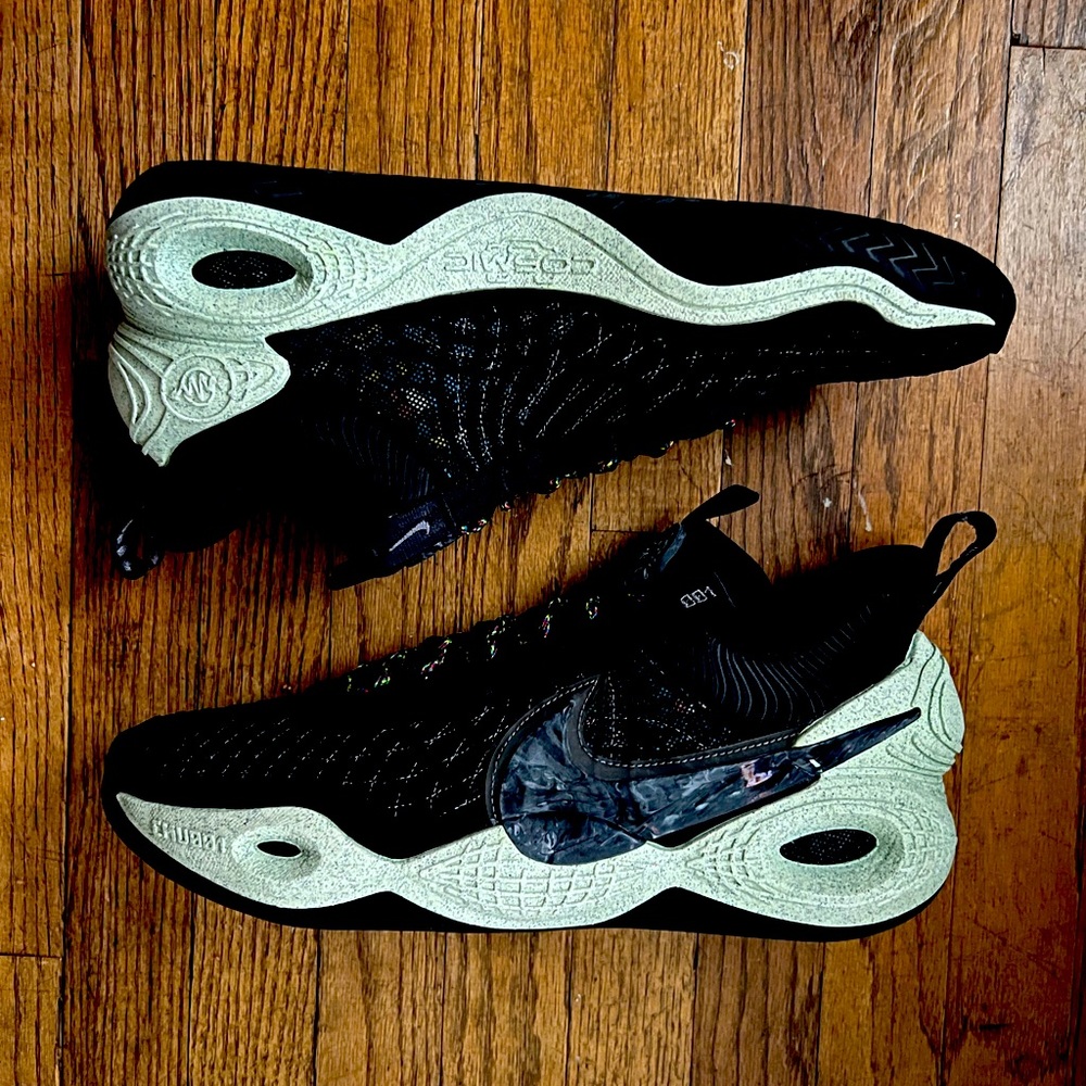 Mens basketball shoes